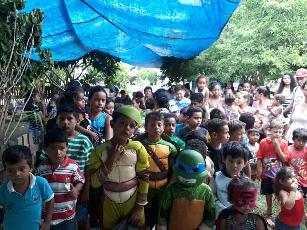 Crianças reunidas em ação comunitária